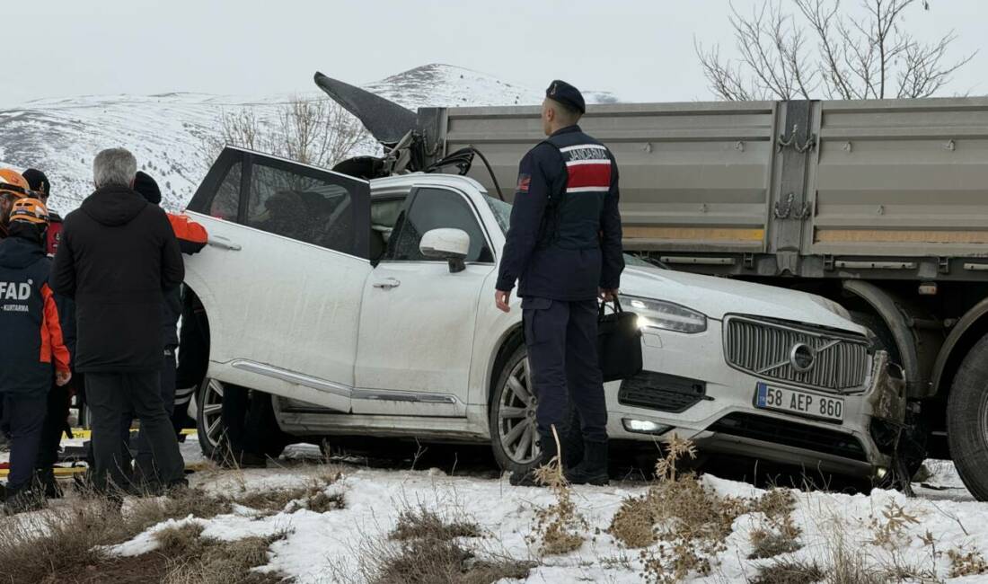  Sivas'ta meydana gelen buzlanma nedeniyle trafik kazası yaşandı. Kazada  Sivaslı
