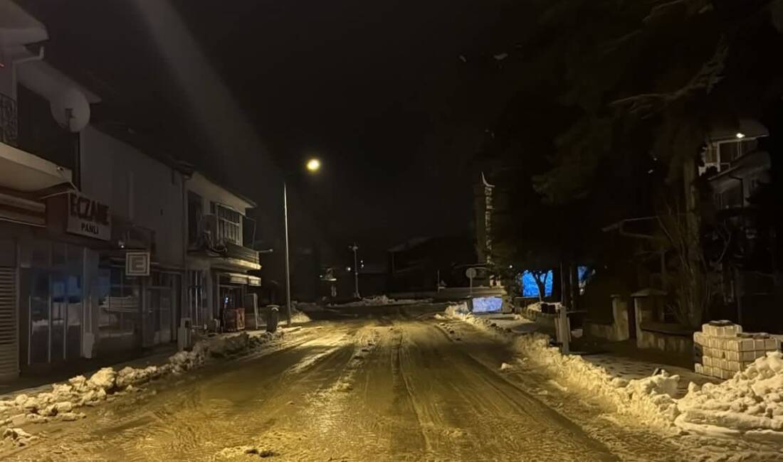 Ağaçören Belediyesi, kar yağışının ardından çarşı merkezinde temizlik ve düzenleme