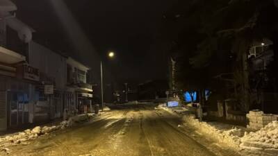 Ağaçören Belediyesi, kar yağışının ardından çarşı merkezinde temizlik ve düzenleme