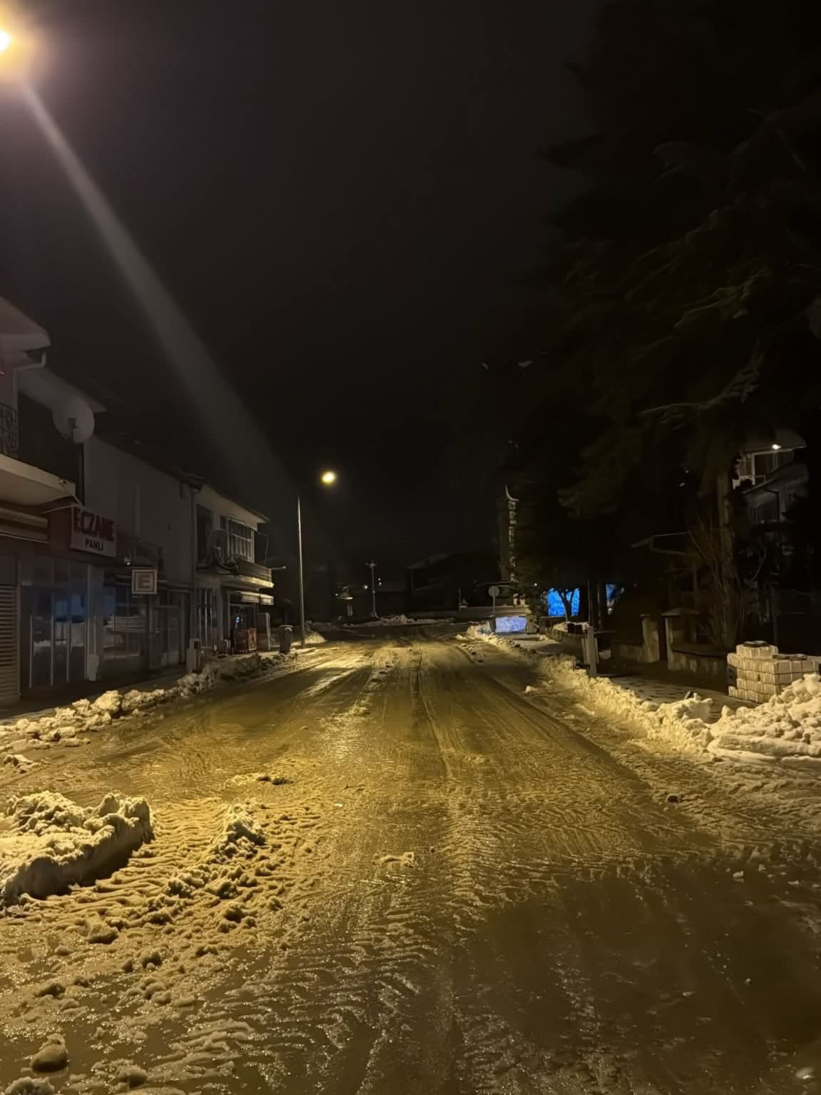 Ağaçören Belediyesi, kar yağışının ardından çarşı merkezinde temizlik ve düzenleme
