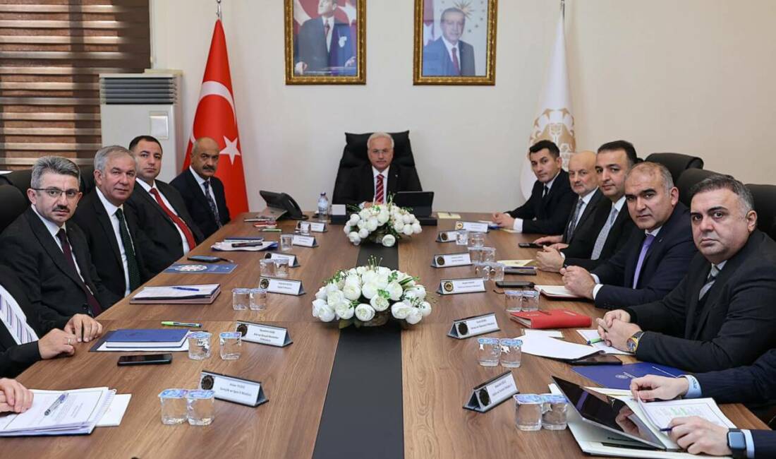 Aksaray Valiliği ev sahipliğinde gerçekleştirilen toplantıda, vali yardımcıları ve il