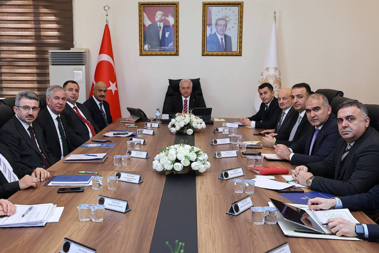 Aksaray Valiliği ev sahipliğinde gerçekleştirilen toplantıda, vali yardımcıları ve il