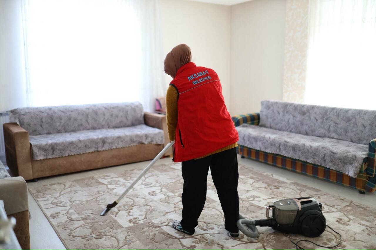 Aksaray Belediyesi tarafından başlatılan Evde Temizlik Hizmeti, yaşlı ve bakıma