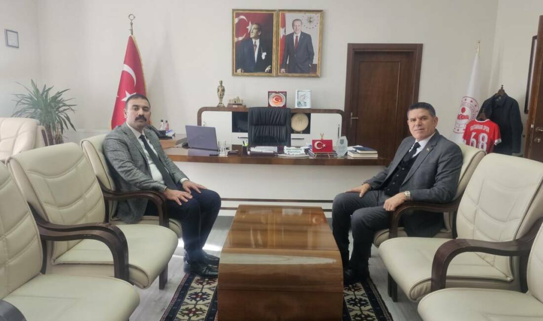 Sultanhanı Kaymakamı Bilal Göksun, Sultanhanı Belediye Başkanı Fahri Solak’ı makamında