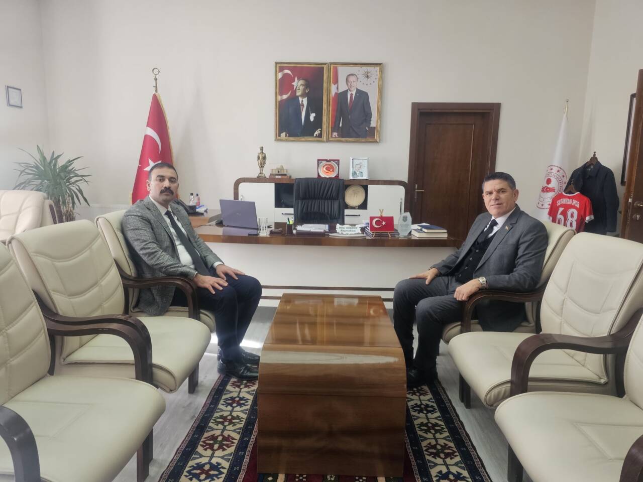 Sultanhanı Kaymakamı Bilal Göksun, Sultanhanı Belediye Başkanı Fahri Solak’ı makamında