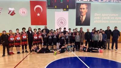 Aksaray’da düzenlenen Okul Sporları Yıldızlar Basketbol İl Birinciliği müsabakaları, çekişmeli