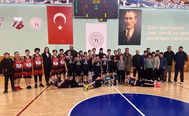 Aksaray’da düzenlenen Okul Sporları Yıldızlar Basketbol İl Birinciliği müsabakaları, çekişmeli
