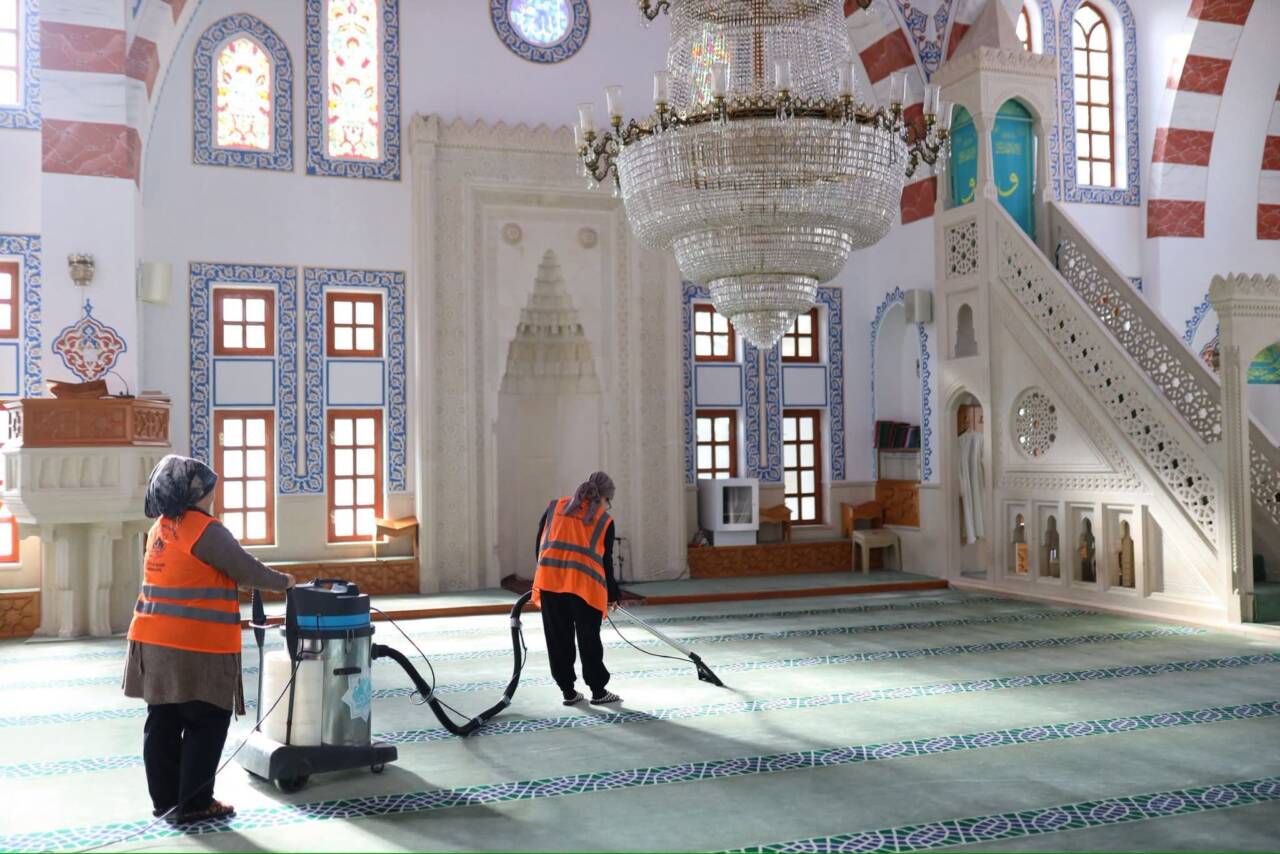 Aksaray Belediyesi, kent genelindeki cami, mescit ve ibadethanelerde düzenli temizlik