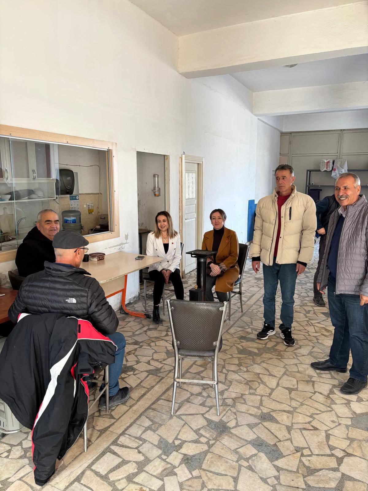 CHP Aksaray Merkez İlçe Başkanı Yasemin Turan Özdemir ve beraberindeki