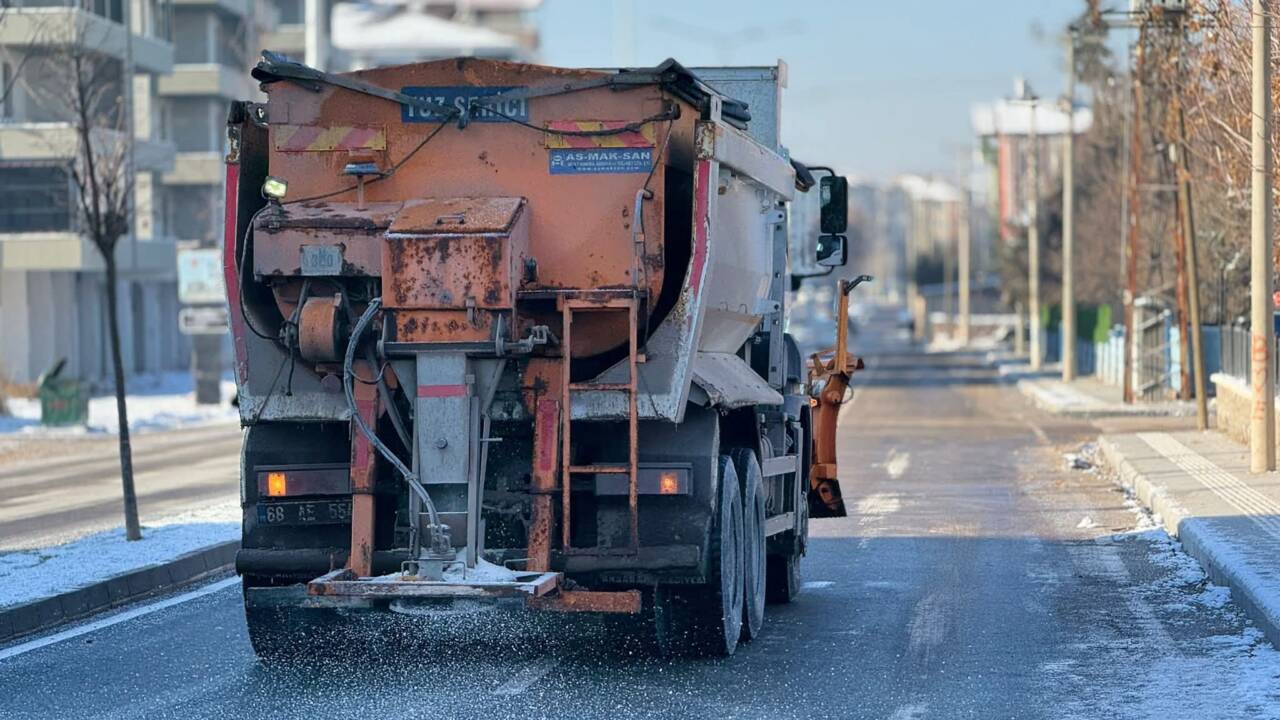 Aksaray Belediyesi, dondurucu soğuğun etkili olduğu günlerde vatandaş güvenliği için