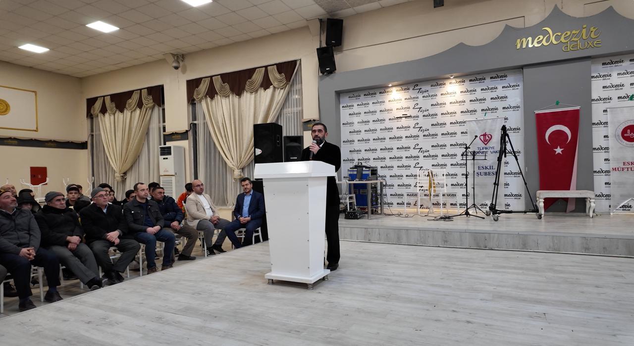 Eskil İlçe Müftüsü Seyit Böğet’in daveti üzerine ilçeye gelen İlahiyatçı
