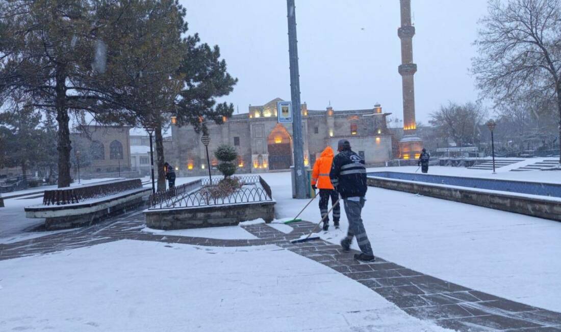 Aksaray genelinde etkili olan kar yağışı sonrası belediye ekipleri, ulaşımın