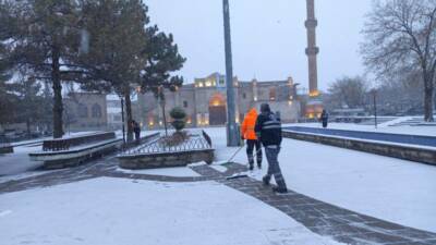 Aksaray genelinde etkili olan kar yağışı sonrası belediye ekipleri, ulaşımın