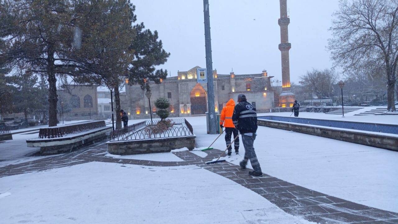 Aksaray genelinde etkili olan kar yağışı sonrası belediye ekipleri, ulaşımın