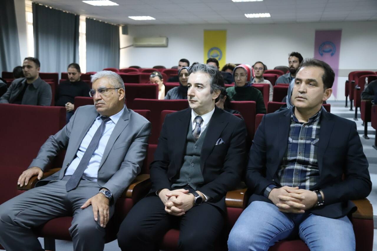 Aksaray Üniversitesi (ASÜ) Fen-Edebiyat Fakültesi’nde akreditasyon sürecine ilişkin toplantı düzenlendi.