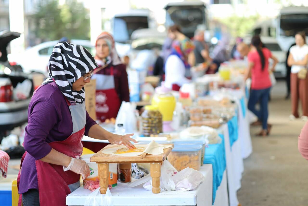 Aksaray Belediyesi tarafından desteklenen Hanımeli Pazarı, ev ortamında üretilen el