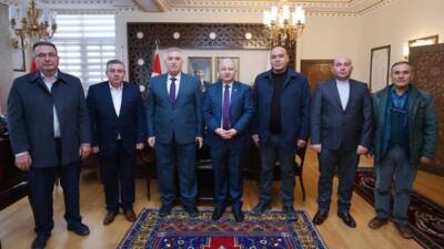 Aksaray Damızlık Sığır Yetiştiricileri Birliği Başkanı Bekir Kayan, birlik üyeleriyle