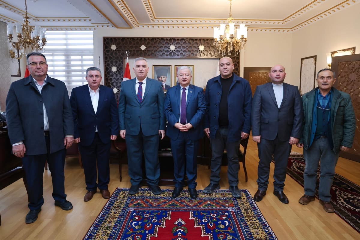 Aksaray Damızlık Sığır Yetiştiricileri Birliği Başkanı Bekir Kayan, birlik üyeleriyle