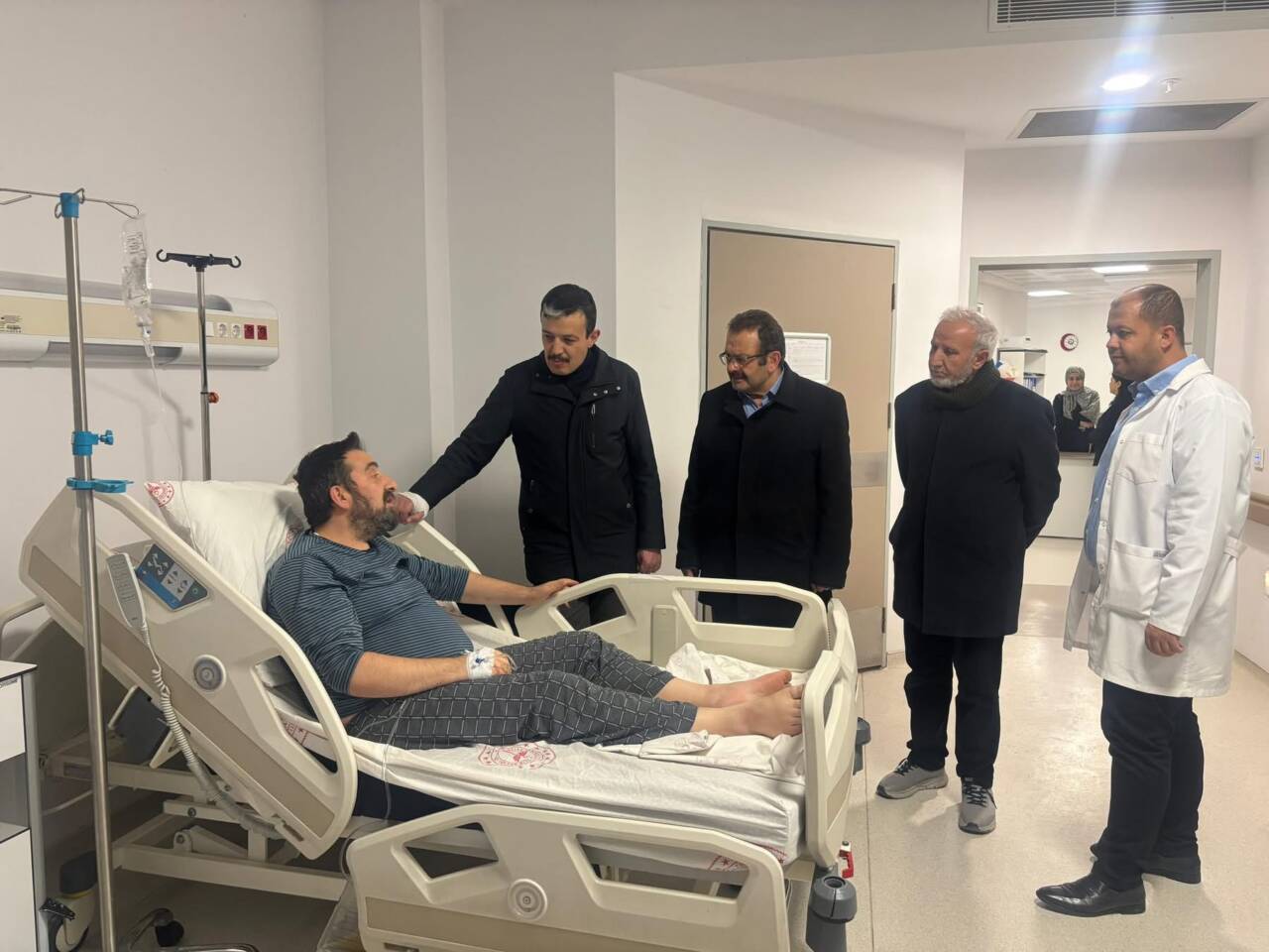 Aksaray’da AK Parti yöneticileri, hastanede yatan hastaları ziyaret kapsamında yaptıkları