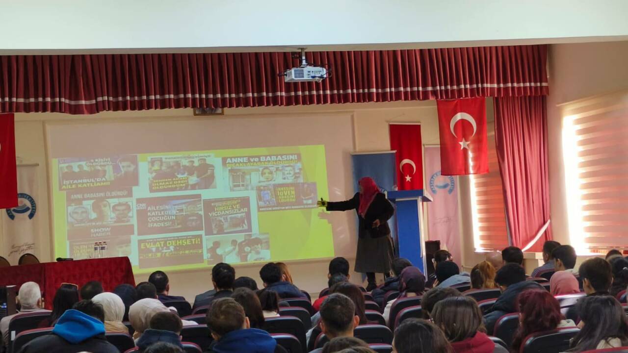 ASÜ Ortaköy Meslek Yüksekokulu’nda düzenlenen konferansta Dr. Öğr. Üyesi Suzan