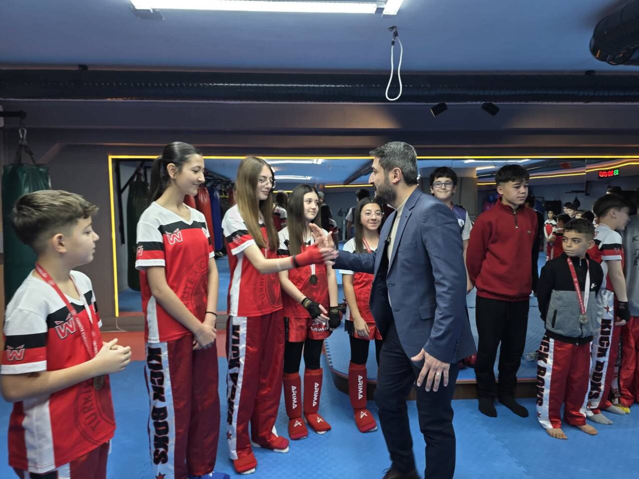 Ortaköy Belediyesi Spor Aktivite Merkezi bünyesinde yetişen kickboks sporcular, Okul