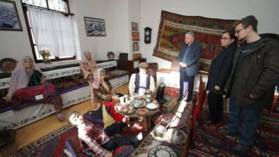 Aksaray Valisi Murat Duru, eşi Elif Duru ile birlikte Aksaray