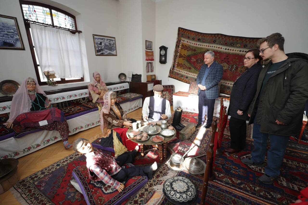 Aksaray Valisi Murat Duru, eşi Elif Duru ile birlikte Aksaray