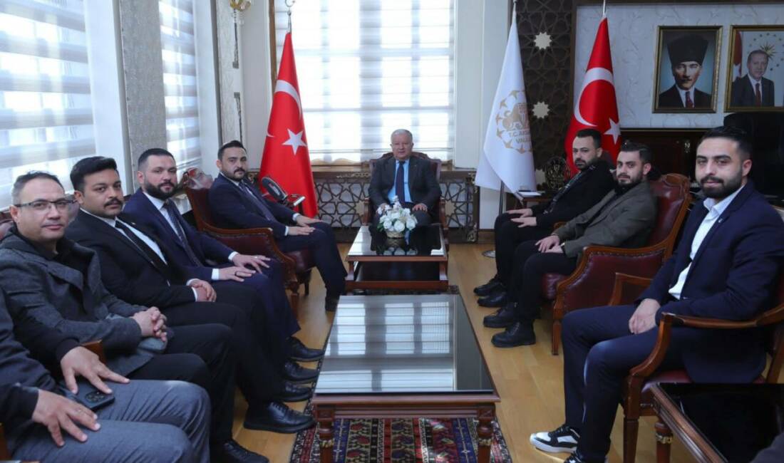 TÜGVA il temsilcisi Mahmut Aliç ve vakıf üyeleri, Aksaray Valisi