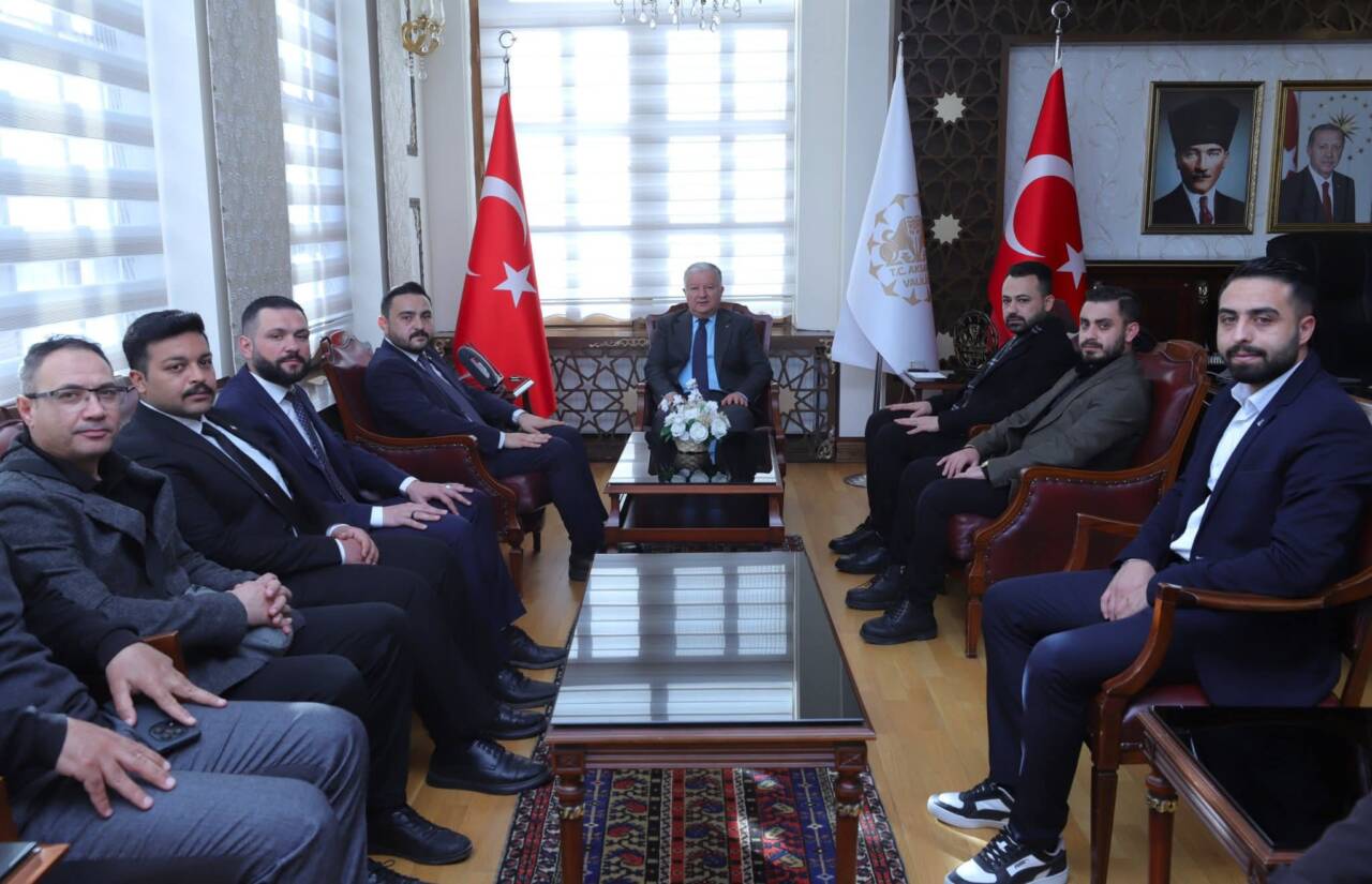 TÜGVA il temsilcisi Mahmut Aliç ve vakıf üyeleri, Aksaray Valisi