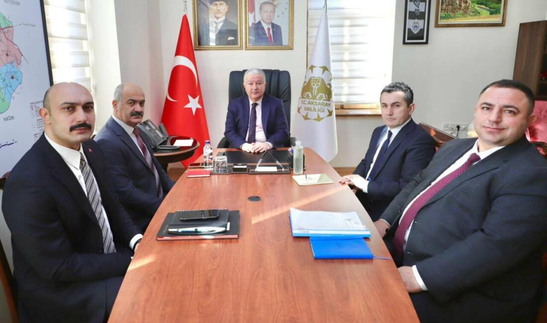 Aksaray Valisi Murat Duru, vali yardımcıları ile bir araya gelerek