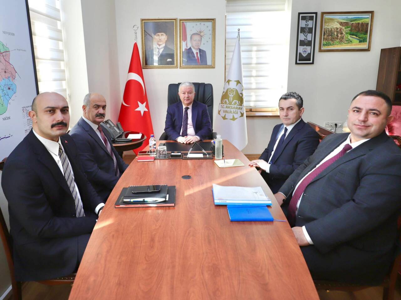 Aksaray Valisi Murat Duru, vali yardımcıları ile bir araya gelerek
