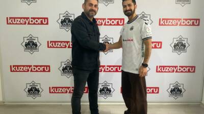 Siyah-beyazlılar, hem sağ kanatta hem de forvette görev yapabilen 32
