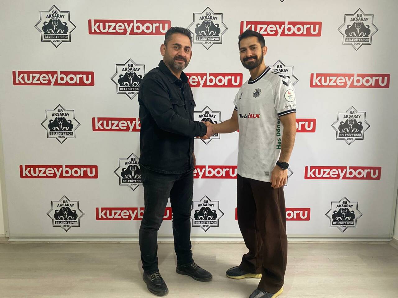 Siyah-beyazlılar, hem sağ kanatta hem de forvette görev yapabilen 32