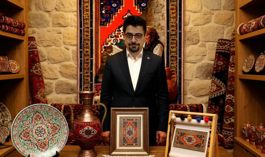 Aksaraylı tasarımcı Ahmet Sefa, Taşpınar halısını modern hediyelik ve tablolarla