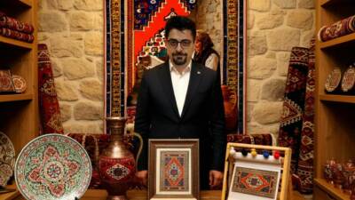 Aksaraylı tasarımcı Ahmet Sefa, Taşpınar halısını modern hediyelik ve tablolarla