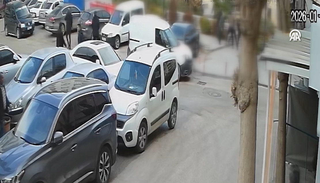 Karaman'da yaşanan olayda silahlı kavga çıktı. Çıkan silahlı kavgada yaralanan