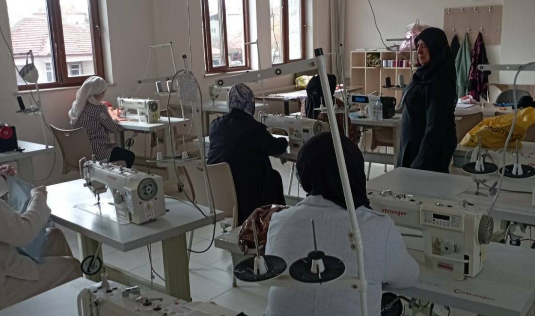Ağaçören Şehit Ömer Görgülü Halk Eğitim Merkezi’nde açılan dekoratif örtü