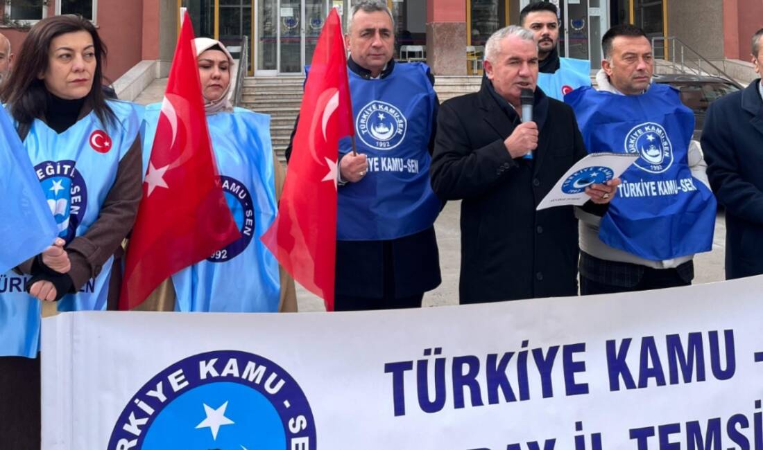 Kamu-Sen Aksaray İl Başkanı Ali Toprak, defterdarlık önünde yaptığı açıklamada