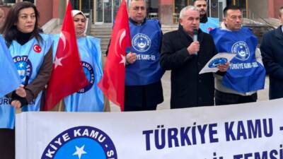 Kamu-Sen Aksaray İl Başkanı Ali Toprak, defterdarlık önünde yaptığı açıklamada