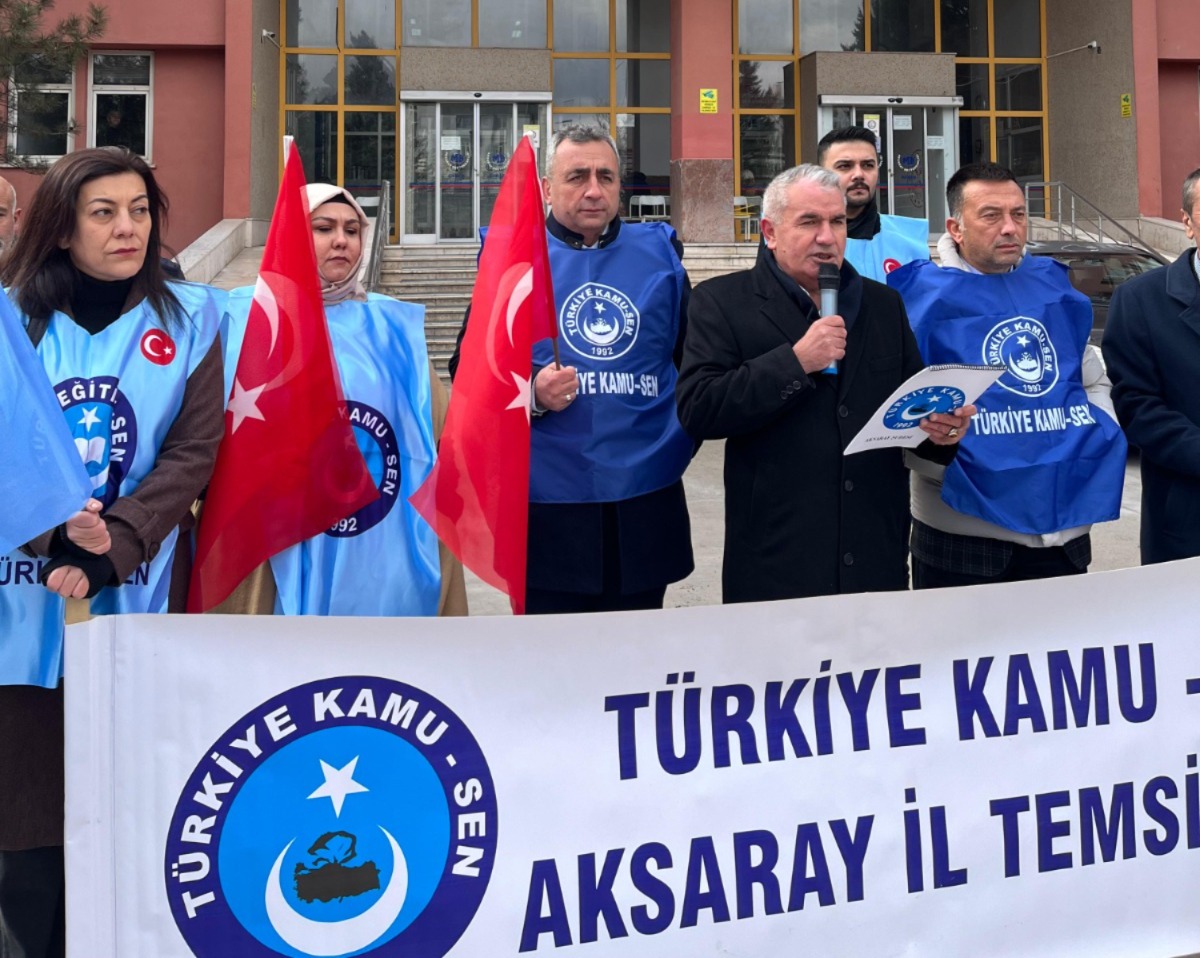 Kamu-Sen Aksaray İl Başkanı Ali Toprak, defterdarlık önünde yaptığı açıklamada