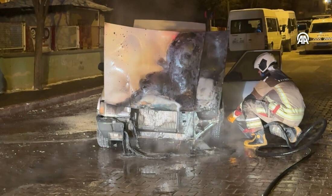 Ankara'nın Pursaklar ilçesinde yaşanan olayda seyir halindeyken yanmaya başlayan otomobil