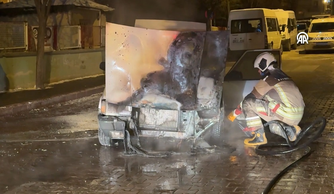 Ankara'nın Pursaklar ilçesinde yaşanan olayda seyir halindeyken yanmaya başlayan otomobil