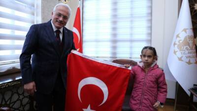 Aksaray Valisi Mehmet Ali Kumbuzoğlu, Türkiye’nin kalbini fetheden “Bayrak Kız”