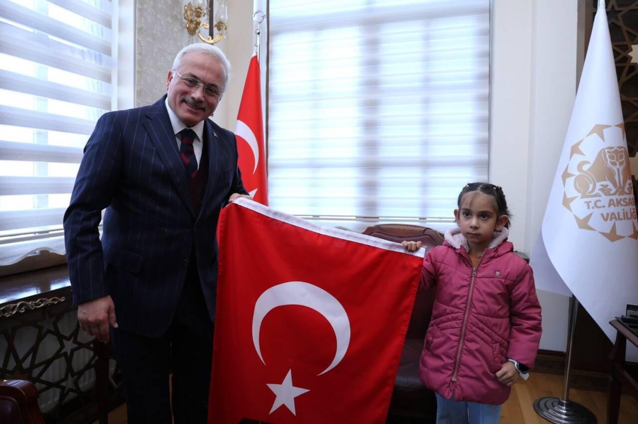 Aksaray Valisi Mehmet Ali Kumbuzoğlu, Türkiye’nin kalbini fetheden “Bayrak Kız”