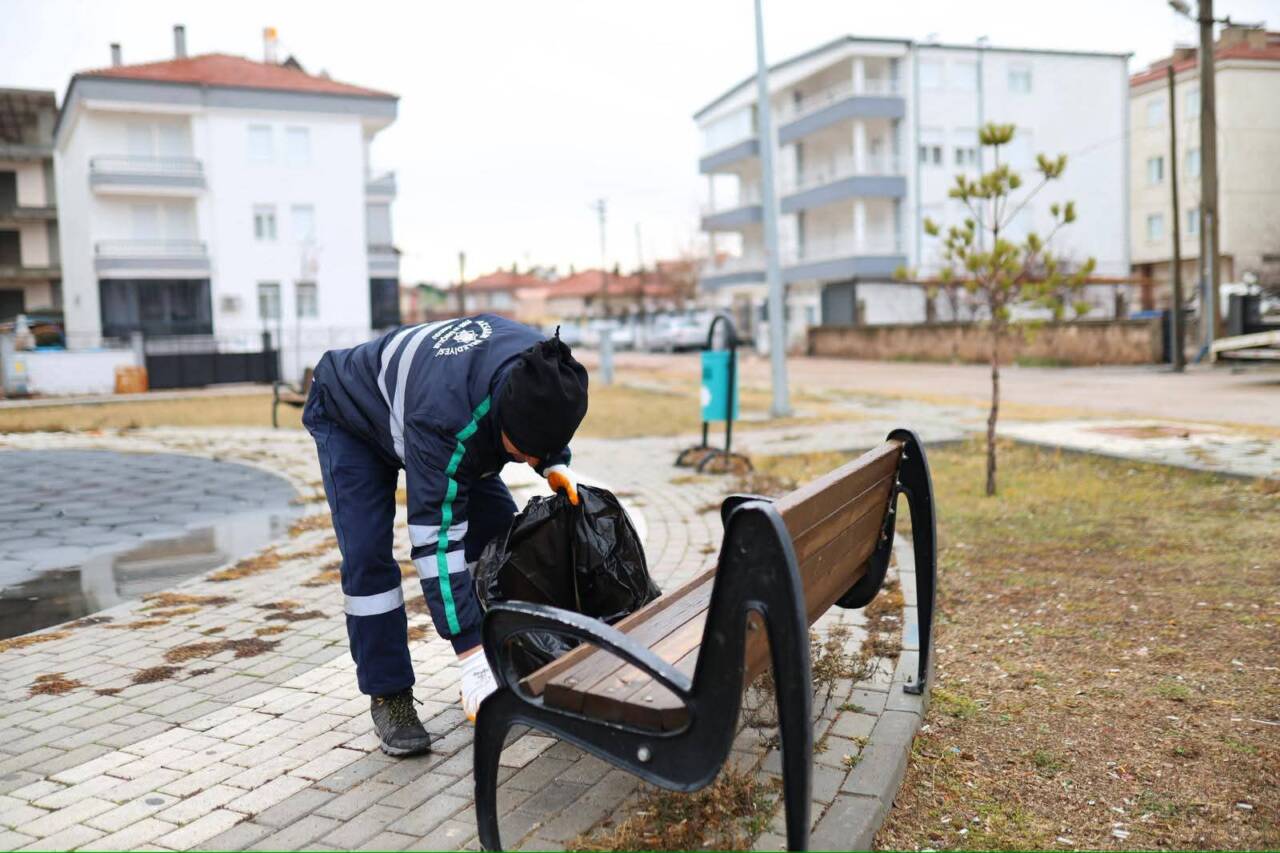 Aksaray Belediyesi, yeni haftanın ilk gününde Hashas Mahallesi park alanında