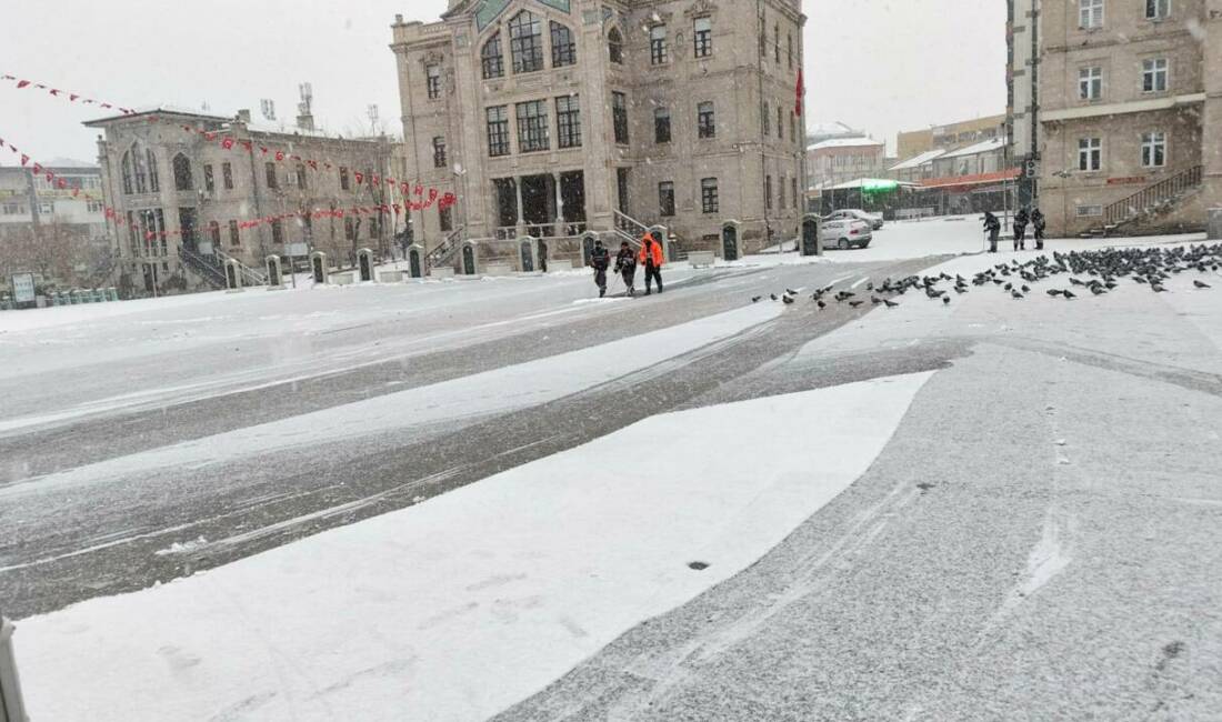Aksaray’da etkisini artıran kar yağışıyla birlikte belediye ekipleri sahaya indi.