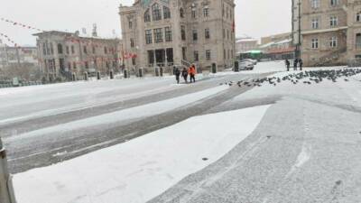 Aksaray’da etkisini artıran kar yağışıyla birlikte belediye ekipleri sahaya indi.
