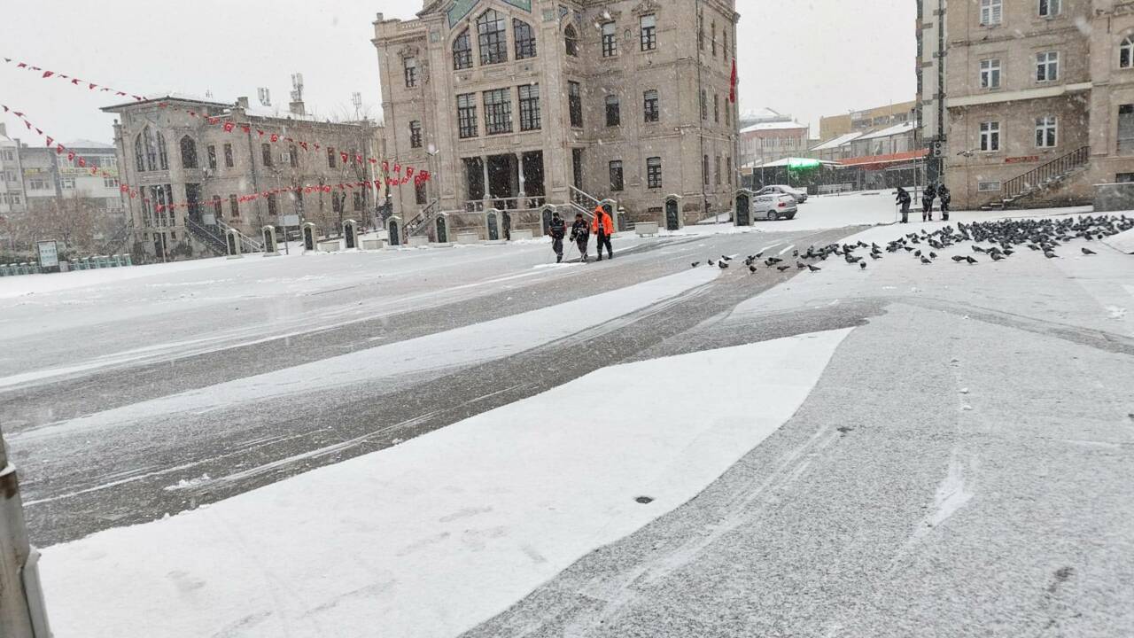 Aksaray’da etkisini artıran kar yağışıyla birlikte belediye ekipleri sahaya indi.