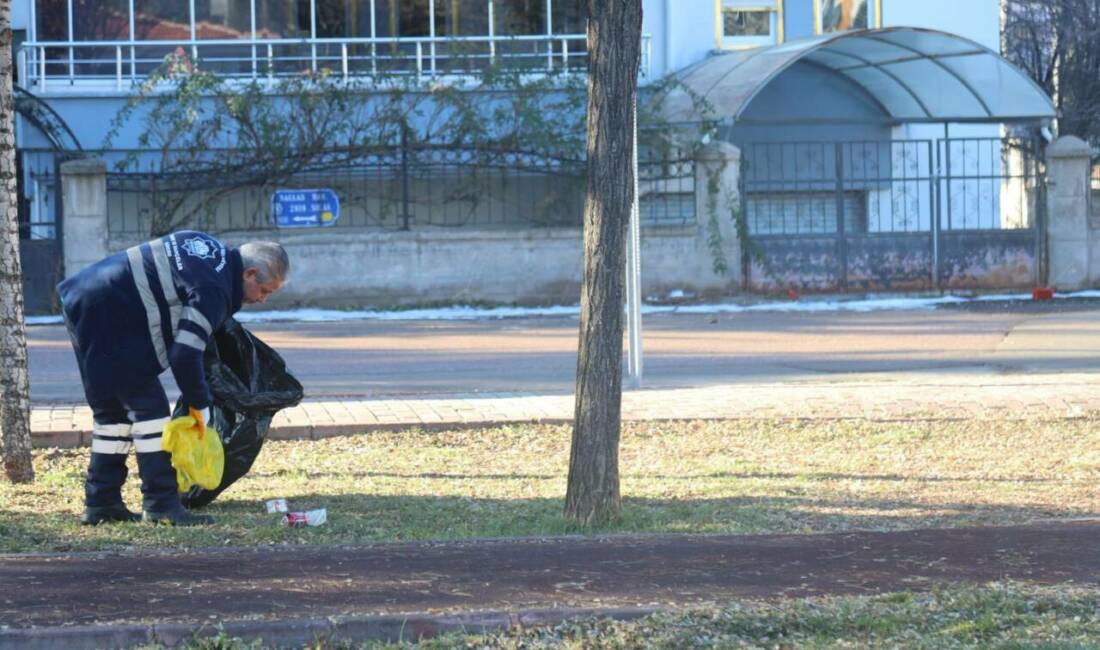 Aksaray Belediyesi, Nakkaş Semt Sahası çevresinde mıntıka temizliği yaparak spor