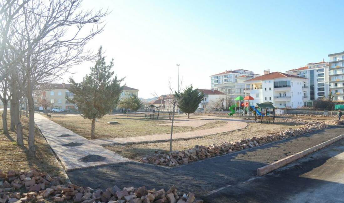 Aksaray Belediyesi, Şifahane Mahallesi’ndeki parkta başlattığı yenileme çalışmalarıyla mahalleye modern
